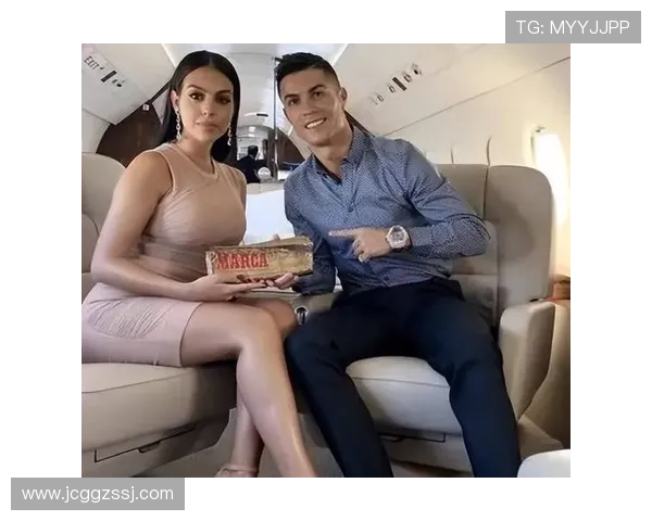 看台上乔治娜欢庆进球C罗向她深情致意场面温馨